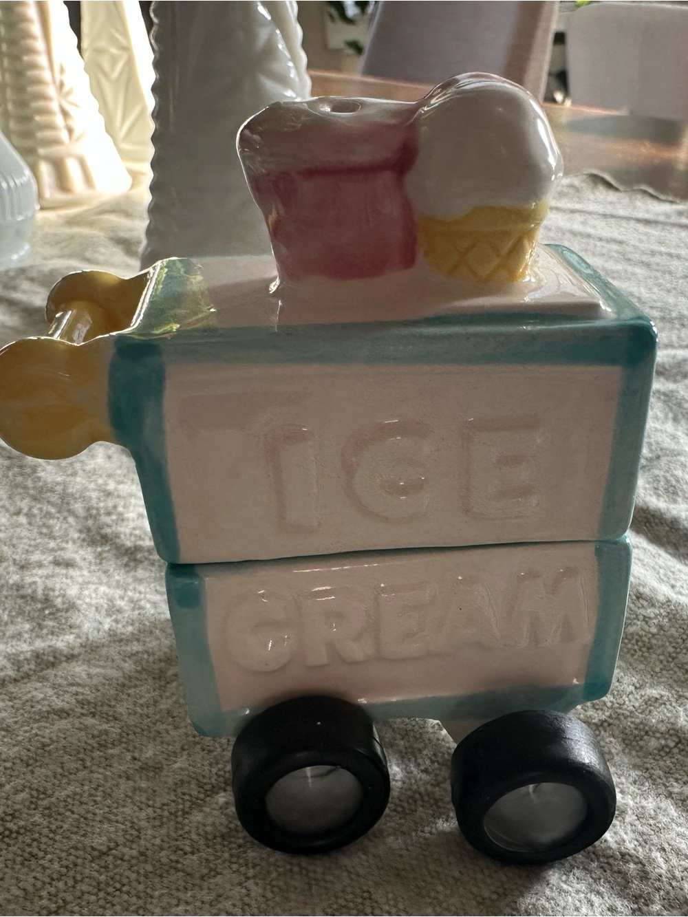 New “Wheelees” Ice Cream Truck Salt & Pepper Shaker Set - Picture 3 of 6